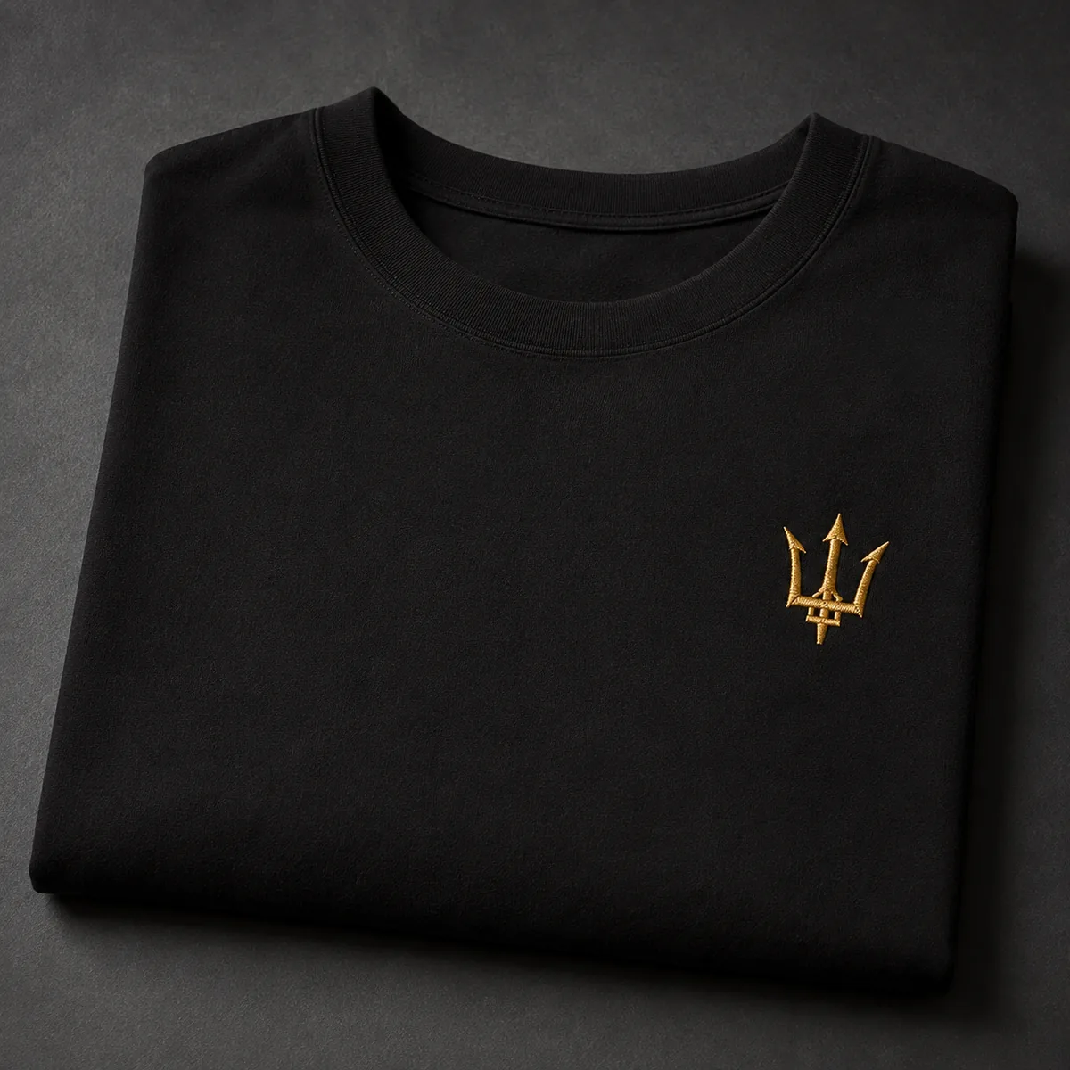 T-Shirt Trident homme Noir Impérial, plié — broderie trident fil or, TAMBA